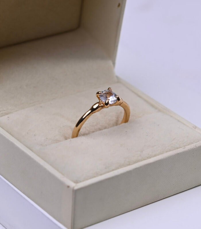 Anel Dourado Solitário Clássico