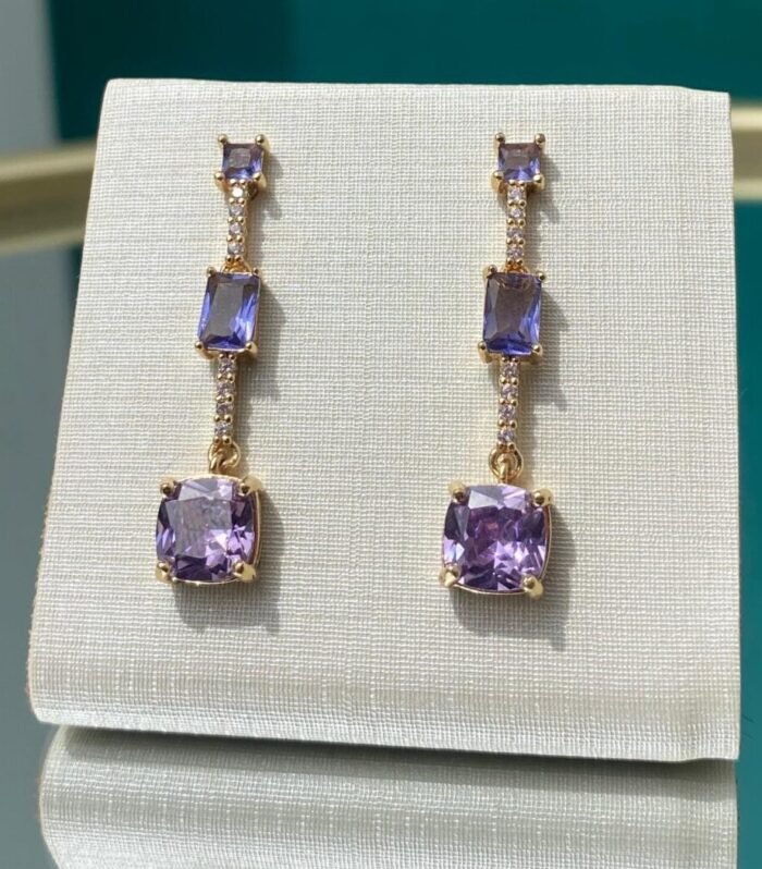 Brinco Cristal Lilás Cravação Quadrada