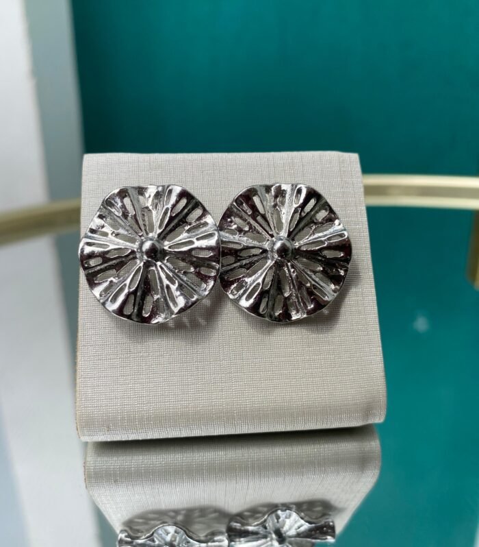 Brinco Flor Texturizada Prateada